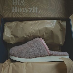Olukai Slippers in Pink NWT In Box